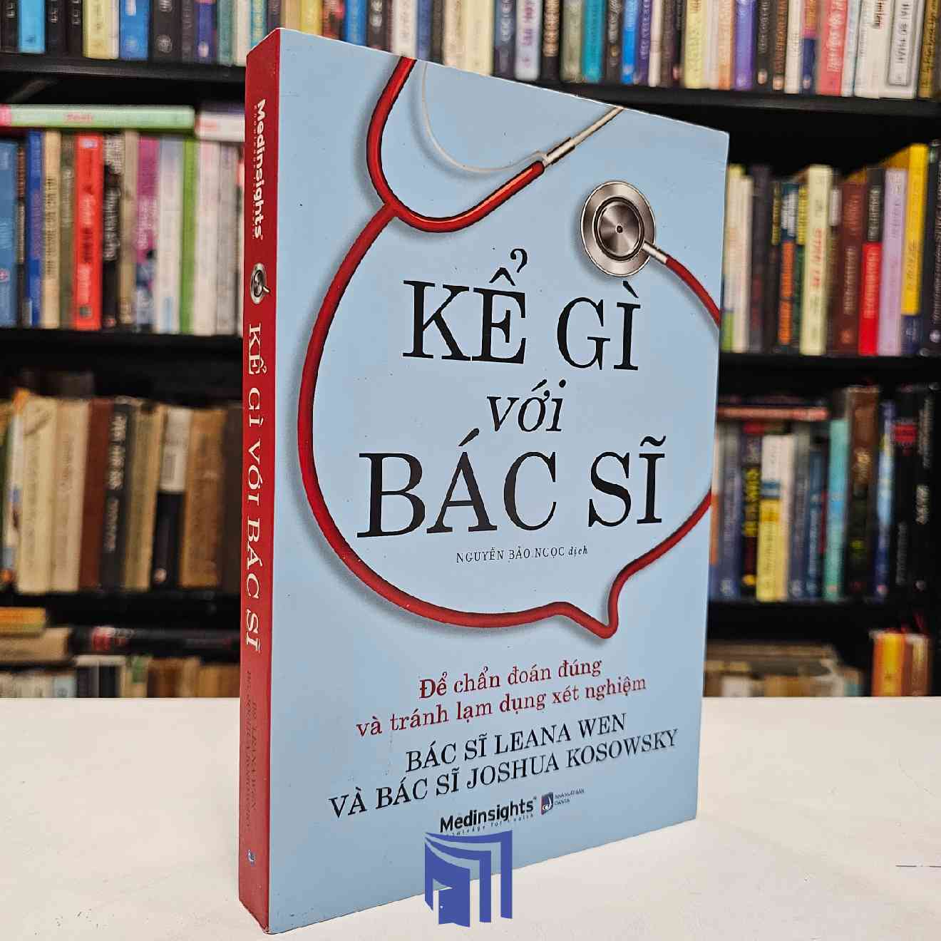 Bác sĩ và bệnh nhân trong cuộc trò chuyện